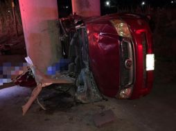 El vehículo viajaba a exceso de velocidad, perdió el control y se impactó contra una columna de concreto. ESPECIAL /