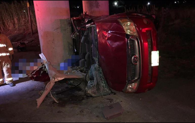 El vehículo viajaba a exceso de velocidad, perdió el control y se impactó contra una columna de concreto. ESPECIAL /