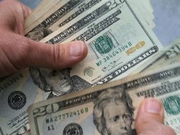 El peso inicia la sesión cotizando alrededor de 22.03 pesos por dólar y tocando un mínimo de 21.9332 pesos. AP/ARCHIVO