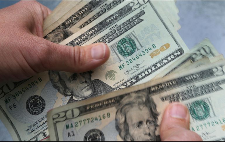 El peso inicia la sesión cotizando alrededor de 22.03 pesos por dólar y tocando un mínimo de 21.9332 pesos. AP/ARCHIVO
