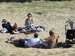 En Inglaterra están permitidas las reuniones de hasta seis personas que no vivan en el mismo domicilio, siempre que se hagan al aire libre. EFE / A. Rain