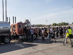 Manifestantes retuvieron al conductor que avanzaba por la vía en que marchaban. AFP/S. Maturen