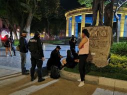 Elementos que patrullaban el primer cuadro del Centro Tapatío sorprenden a las jóvenes alrededor de las 4:00 horas de este lunes. ESPECIAL