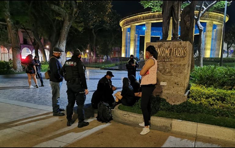 Elementos que patrullaban el primer cuadro del Centro Tapatío sorprenden a las jóvenes alrededor de las 4:00 horas de este lunes. ESPECIAL