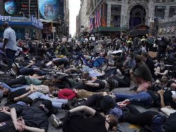Manifestantes hoy en Times Square de Nueva York para pedir justicia por George Floyd. AFP/T. A. Clary