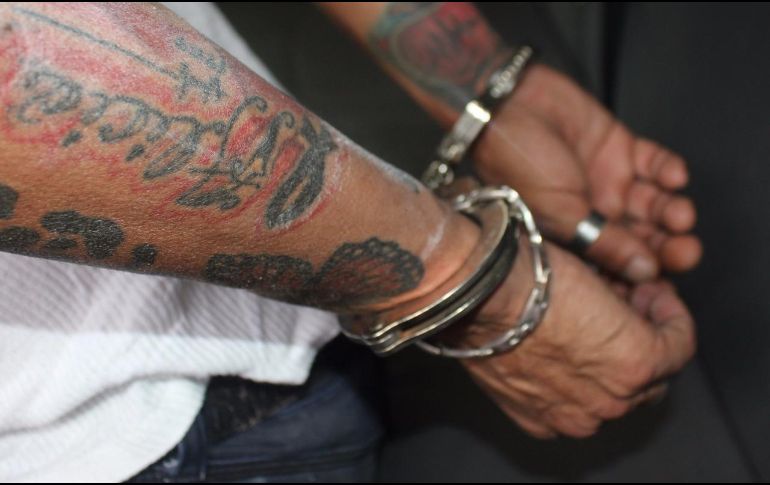 Uno de los procesados arrojó un líquido, al parecer solvente a la víctima que se encontraba realizando labores de sanitización en la colonia Tetlán, el pasado 28 de mayo. ESPECIAL/ARCHIVO