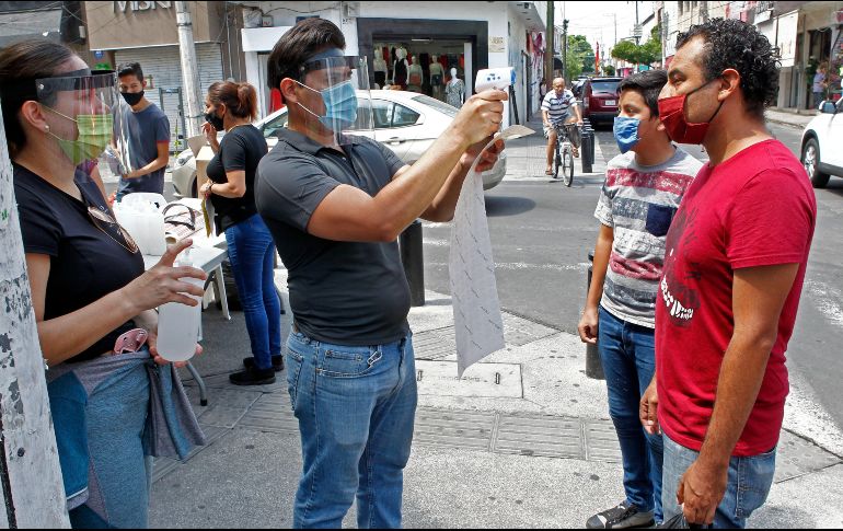 Se implementan filtros sanitarios en las esquinas de la zona de Obregón como medida de prevención contra el coronavirus. EL INFORMADOR/A. Camacho