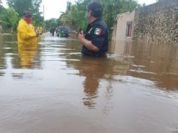 Personal de protección civil y policías estatales se desplazan a una zona inundada en Yucatán. TWITTER@MauVila