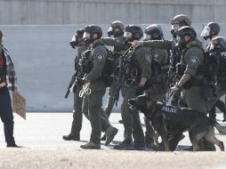 La policía se enfrenta a manifestantes en la Interestatal 680 durante una protesta en Walnut Creek, California. EFE/J. Mabanglo