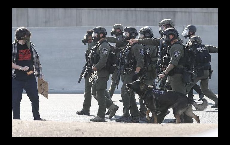 La policía se enfrenta a manifestantes en la Interestatal 680 durante una protesta en Walnut Creek, California. EFE/J. Mabanglo