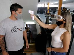 Un día después de que comenzara la reapertura de algunos giros, Jalisco registra cifra récord de defunciones por COVID-19. AFP / U. Ruiz