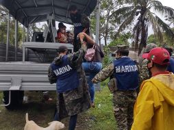 Personal de la Marina desaloja a habitantes de Centla y Cárdenas, Tabasco. EFE/Protección Civil Tabasco