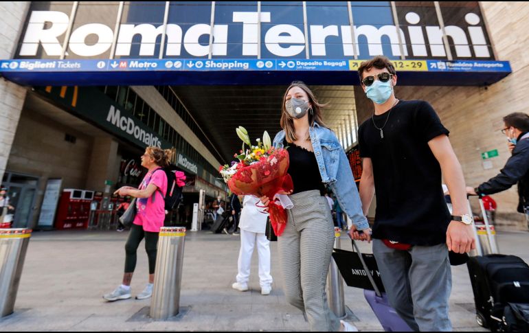 En el país se mantienen las prohibiciones de grandes congregaciones y la obligación de usar cubrebocas en lugares cerrados y transporte público. EFE / R. Antimiani