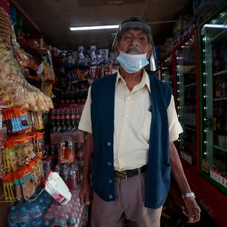 Arca Continental apoya a "tienditas" con kits contra COVID-19