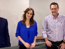 Lilly Téllez con Marko Cortés (i), presidente del PAN, y Mauricio Kuri, coordinador del partido en el Senado. TWITTER@makugo