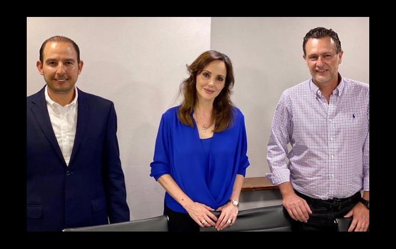 Lilly Téllez con Marko Cortés (i), presidente del PAN, y Mauricio Kuri, coordinador del partido en el Senado. TWITTER@makugo