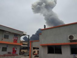 Fotografías divulgadas en redes muestran las llamas del incendio con densas columnas de humo, y el desplome de buena parte del edificio. TWITTER/@Deepakk53383134