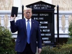 Trump posó frente a una iglesia dañada poco después de que la policía usara gases lacrimógenos para dispersar a los manifestantes cercanos. AP