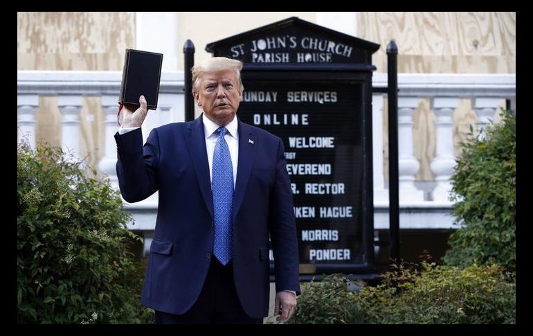 Trump posó frente a una iglesia dañada poco después de que la policía usara gases lacrimógenos para dispersar a los manifestantes cercanos. AP