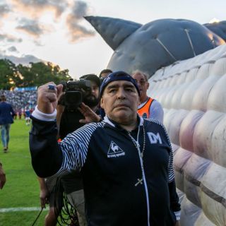 Diego Armando Maradona renueva con Gimnasia y Esgrima