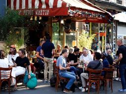 Las áreas al exterior de las cafeterías se llenaron rápidamente tras recibir la autorización del gobierno. AP/T. Camus