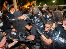 La policía utilizó gases lacrimógenos y disparó balas de goma, así como también bolas de pimienta, contra manifestantes y periodistas, algo criticado por organismos internacionales. EFE/J. Lo Scalzo