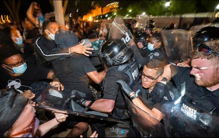 La policía utilizó gases lacrimógenos y disparó balas de goma, así como también bolas de pimienta, contra manifestantes y periodistas, algo criticado por organismos internacionales. EFE/J. Lo Scalzo