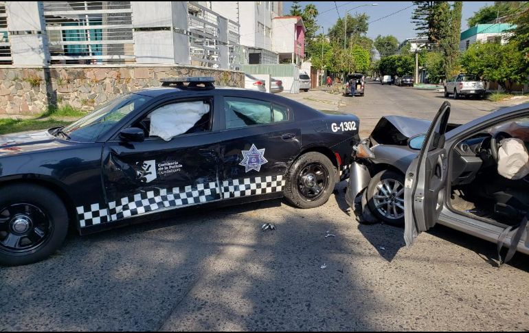 La unidad circulaba con los códigos sonoros encendidos, pese a ello ocurre el percance. ESPECIAL/ Policía de Guadalajara