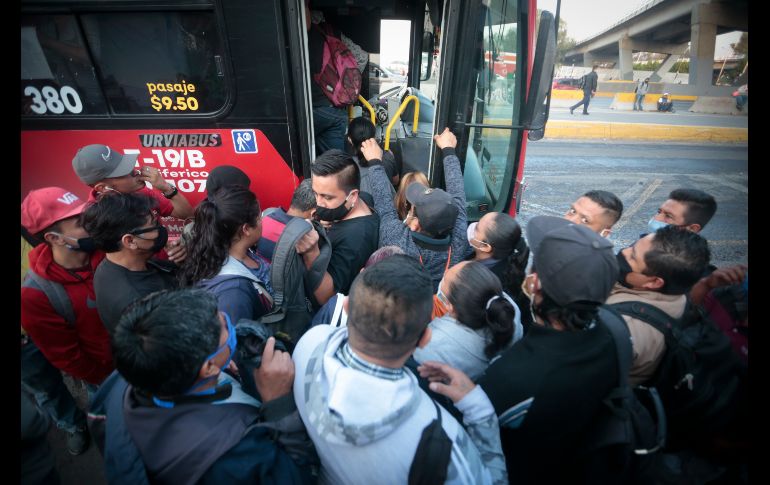 Al llegar las unidades las personas se aglutinan para subir, pese a que la Setran y la Policía Vial apoyan para evitar el desorden. EL INFORMADOR/F. Atilano
