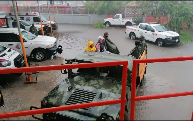 Fuerzas federales se unen a Protección Civil municipal para apoyar en la evacuación de zonas afectadas. TWITTER@CNPC_MX