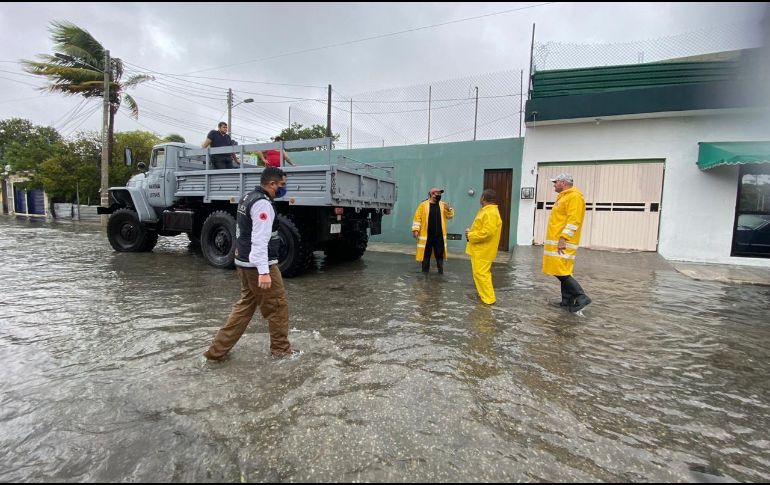 Autoridades de Protección Civil realizan recorridos por las zonas inundadas de Campeche. TWITTER/@CNPC_MX