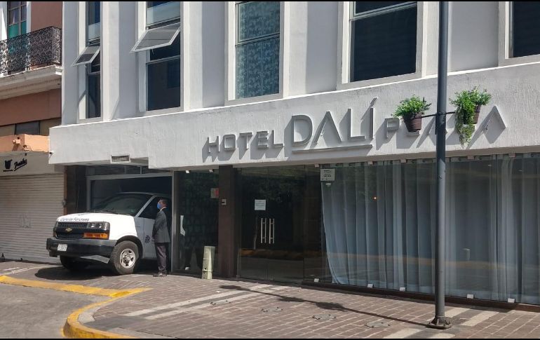 Personal del Instituto Jalisciense de Ciencias Forenses llega al 571 de la calle Morelos para confirmar las causas de muerte. ESPECIAL