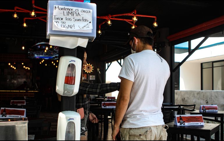 A los clientes se les revisa su temperatura, y lavan sus manos y  zapatos. EL INFORMADOR / E. Barrera