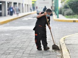 Un empleado del Hospital Juárez, en la Ciudad de México, realiza labores de limpieza. EFE/J. Núñez
