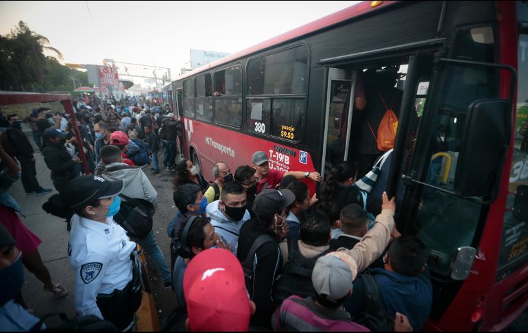 En el Periférico Sur las personas se aglutinan para abordar los autobuses. Elementos de la Policía Vial intentan poner orden, pero se ven rebasados por el gentío. EL INFORMADOR/F. Atilano