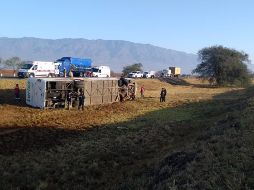 El accidente ocurrió la mañana de este jueves en el kilómetro 52 de dicha vía. ESPECIAL / Protección Civil Jalisco