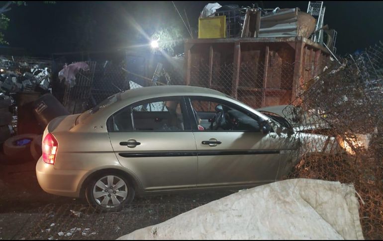 El vehículo del ahora occiso queda impactado contra un terreno en el cual se almacena y comercializa material para reciclaje. ESPECIAL