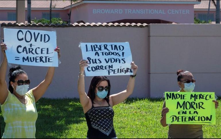 Personas se manifiestan en contra de los centros de detención del Servicio de Inmigración y Control de Aduanas, en Pompano Beach, Florida. EFE/C. Herrera