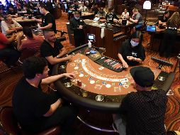 Trabajadores y clientes portan cubrebocas para evitar los contagios de COVID-19. AFP / E. Miller