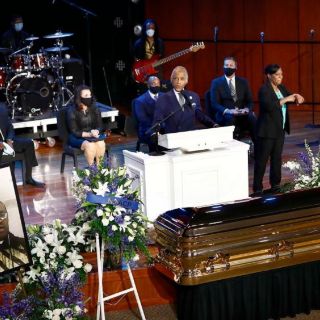 "Quítennos la rodilla del cuello", piden en funeral de George Floyd