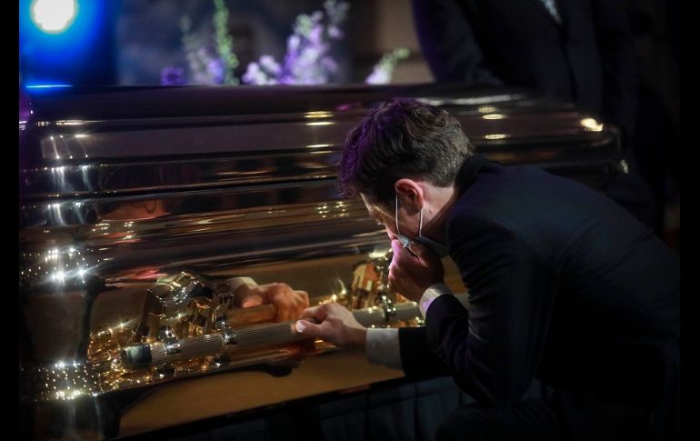 El alcalde de Minneapolis, Jacob Frey, se arrodilla y llora junto al cofre de George Floyd antes de los servicios funerarios. AP/B. Matthews