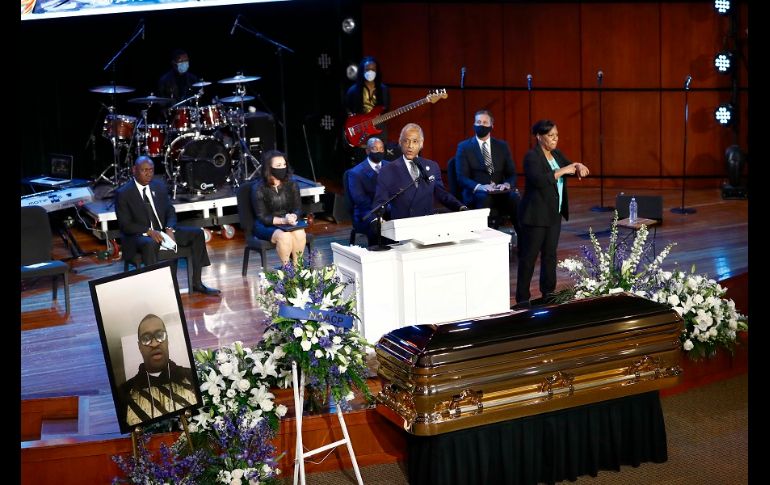 Miles de personas acudieron al funeral, en donde decenas de figuras públicas expresaron sus condolencias ante el féretro dorado de George Floyd. AP/J. Cortez