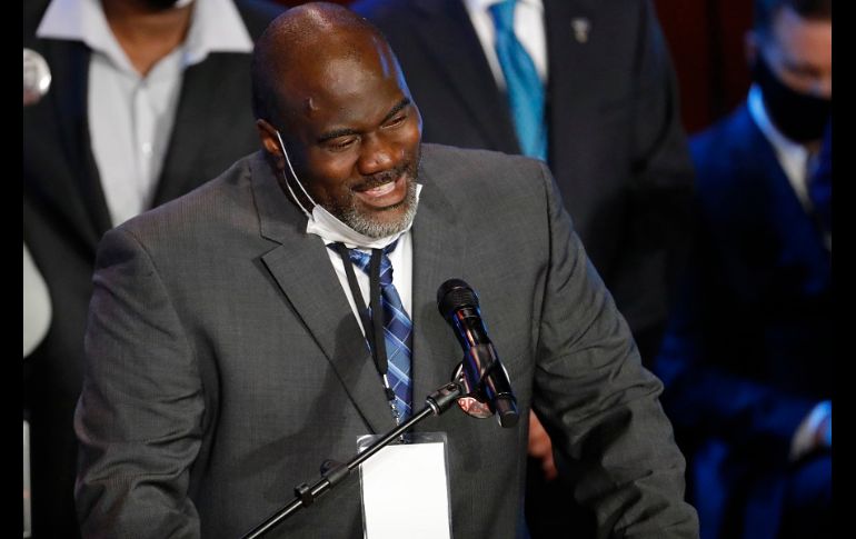 Miles de personas acudieron al funeral, en donde decenas de figuras públicas expresaron sus condolencias ante el féretro dorado de George Floyd. AP/J. Cortez