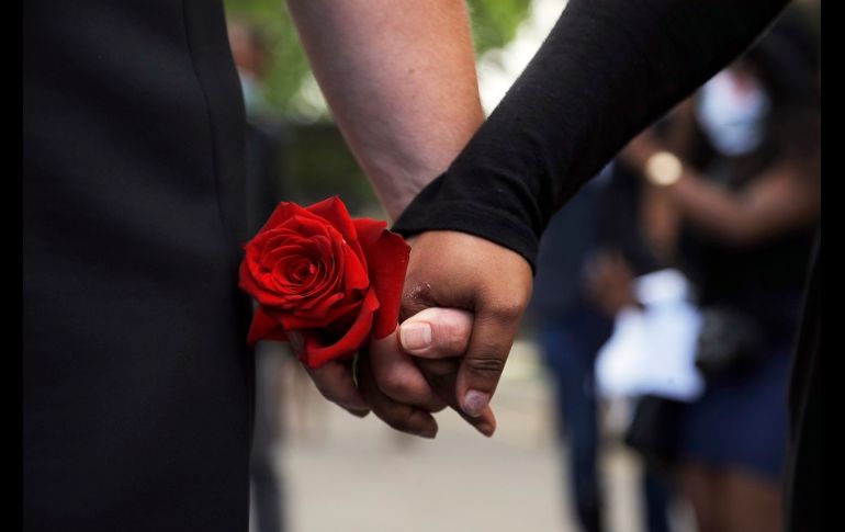 Miles de personas acudieron al funeral, en donde decenas de figuras públicas expresaron sus condolencias ante el féretro dorado de George Floyd. AP/J. Cortez