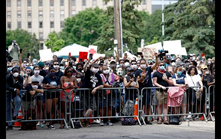 Miles de personas acudieron al funeral, en donde decenas de figuras públicas expresaron sus condolencias ante el féretro dorado de George Floyd. AP/J. Cortez