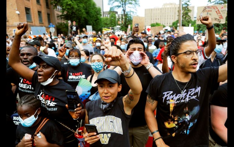 Miles de personas acudieron al funeral, en donde decenas de figuras públicas expresaron sus condolencias ante el féretro dorado de George Floyd. AP/J. Cortez