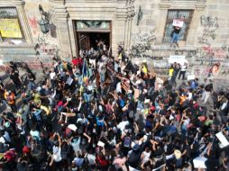 Decenas de manifestantes arribaron al Palacio de Gobierno en el Centro tapatío y causaron destrozos en accesos, ventanales y luminarias. EL INFORMADOR / G. Gallo
