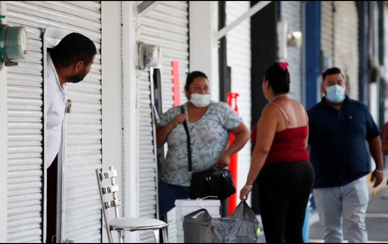 Ante el alarmante aumento de casos en el país, la reapertura de negocios no esenciales está en jaque. EFE/F. Guasco
