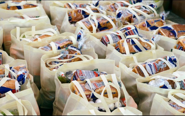 En la entrega de despensas participan empresas privadas y el Gobierno de Jalisco. EL INFORMADOR/A. Camacho