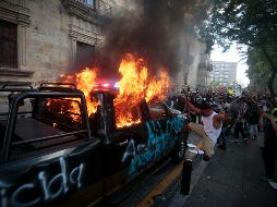 Algunos manifestantes quemaron tres patrullas. Otras afectaciones se registraron en el Palacio de Gobierno estatal. Los inconformes derribaron una puerta, destrozaron una oficina y rompieron cristales y faros del inmueble jalisciense. EL INFORMADOR/F. Atilano